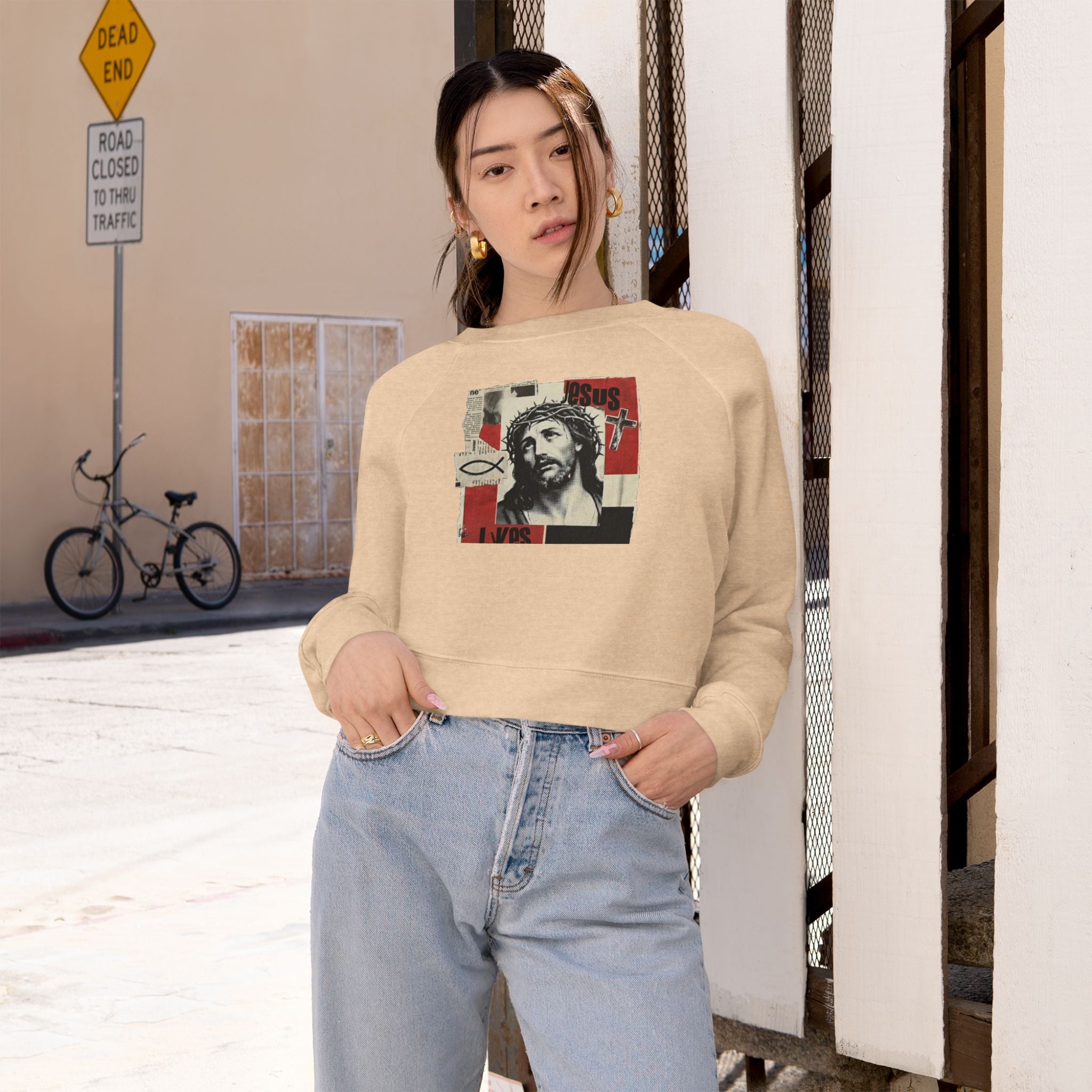 “Jesus lives” Women's Cropped Fleece Pullover