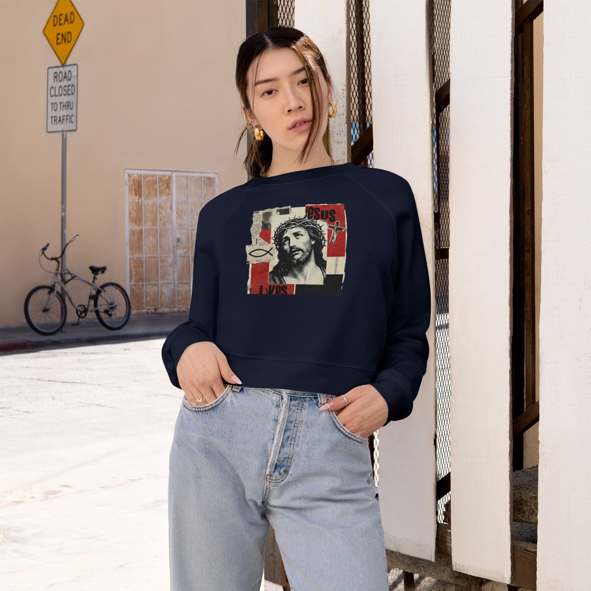 “Jesus lives” Women's Cropped Fleece Pullover